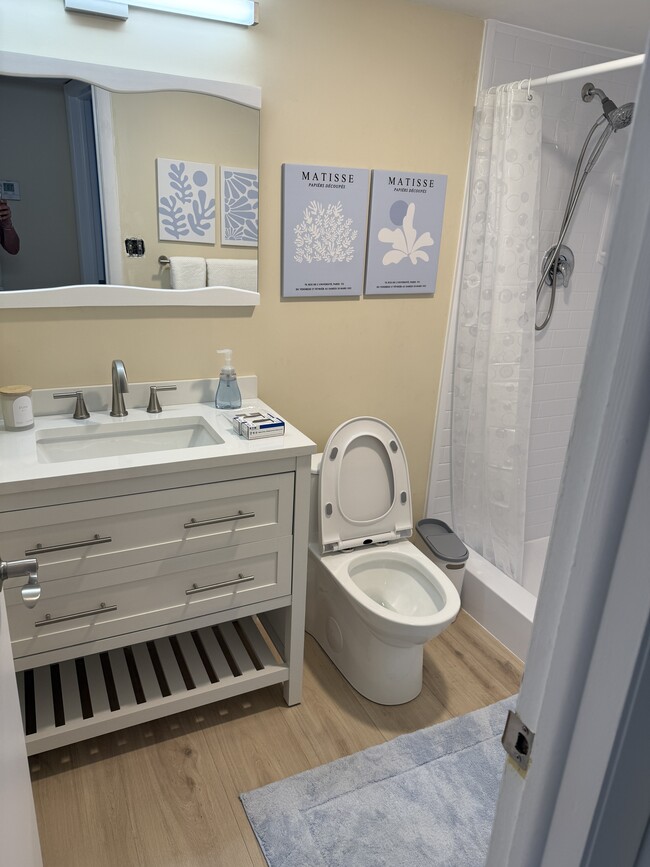 Guest bath - 126 S Cypress Rd