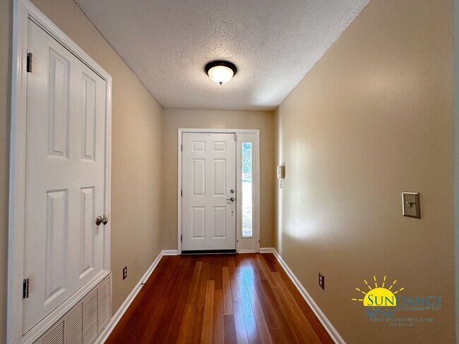 Foto del edificio - Lakefront home with Enclosed pool centered...