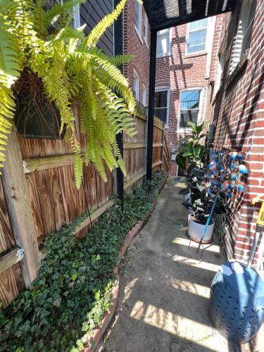 Foto del edificio - 1124 Girard St NW