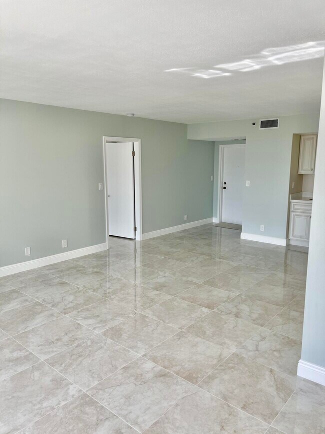 Building Photo - 5951 Wellesley Park Dr