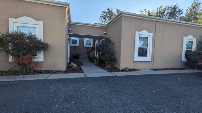 Building Photo - 2900 Palo Verde Dr NE