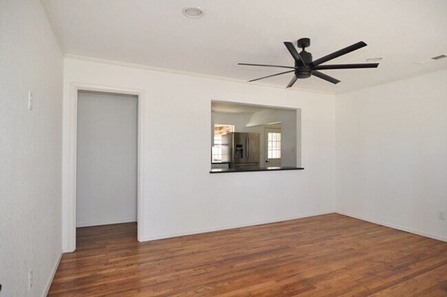 Foto del edificio - 6211 Westcoat Dr