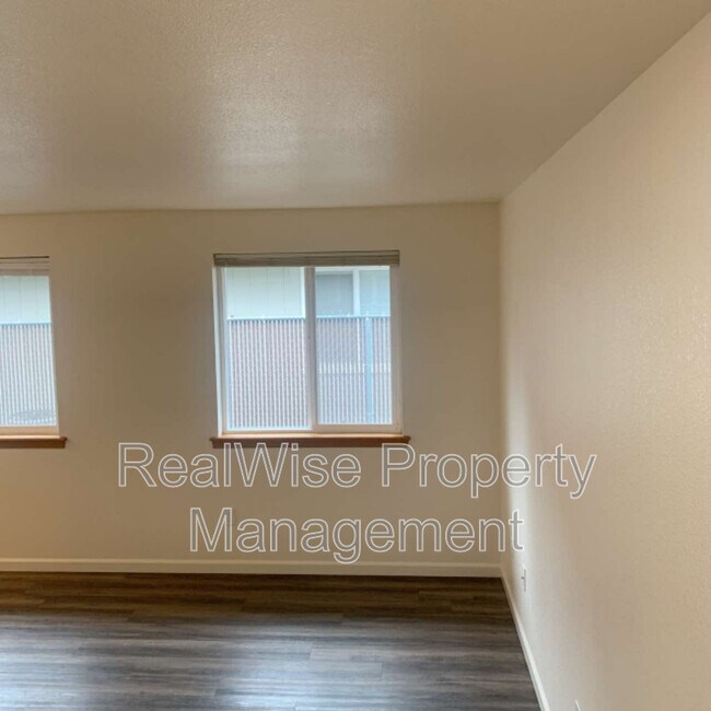 Building Photo - 210 3rd St