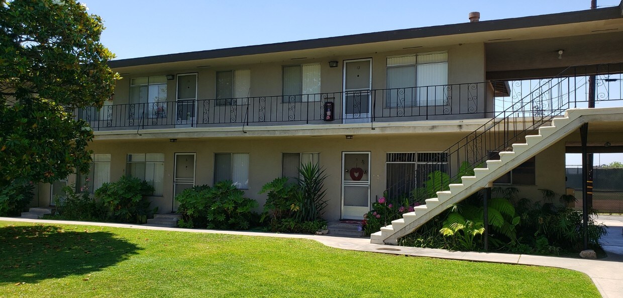 Escalera - 8714 5th St