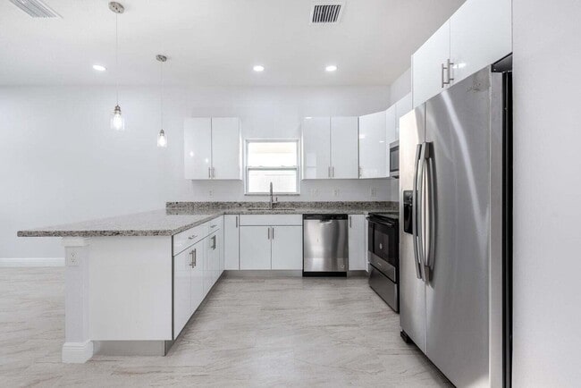 Building Photo - 2827 Saranac Ave