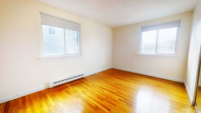 Building Photo - 2bed w/H + HW