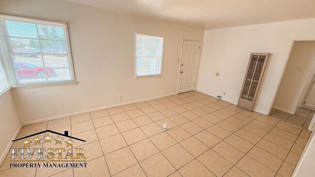 Building Photo - 4520 Mesa Dr