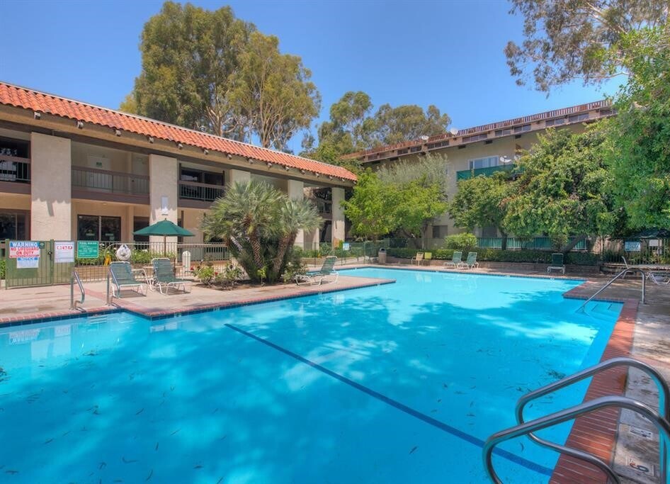 Foto principal - 5460 White Oak Ave