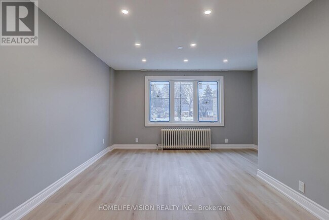 Photo du bâtiment - 2877 St Clair Ave E