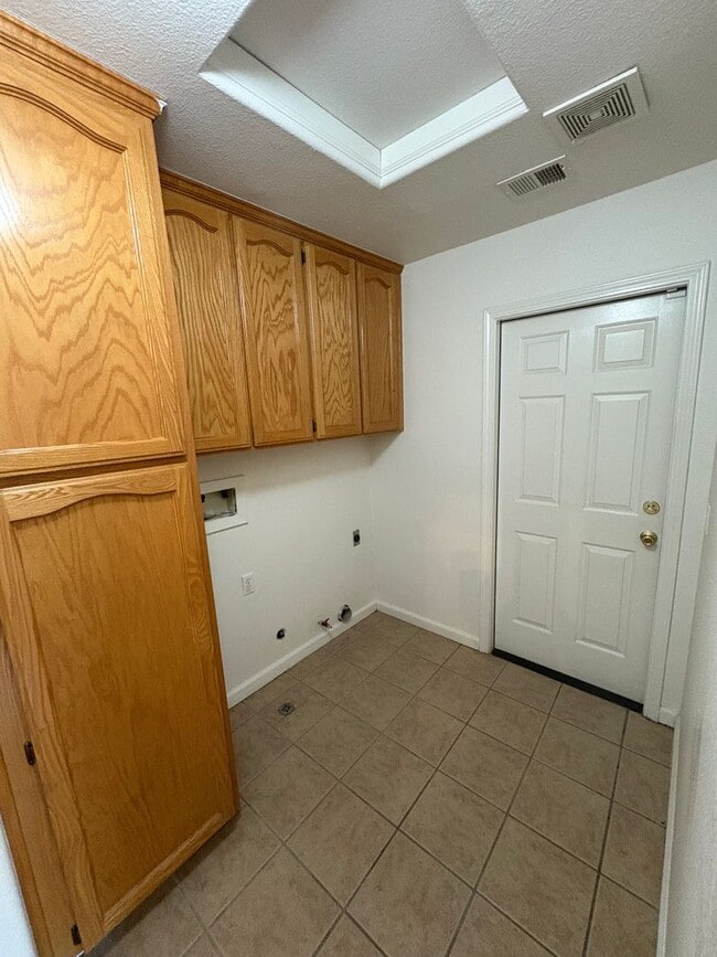 Building Photo - Corner lot home in NE Visalia Available Now!