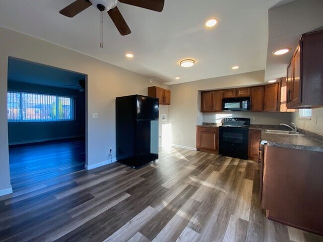 Foto del edificio - Welcome to this charming two-bedroom, one-bathroom double located in the heart of Springfield, OH+