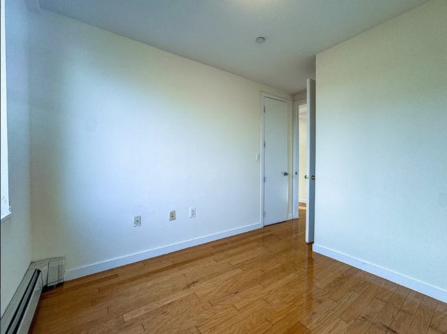 Building Photo - 924 Metropolitan Ave