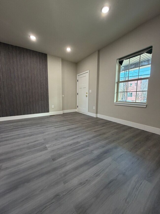 Foto del edificio - ??? NEWLY RENOVATED 3 BEDROOMS & 2.5 BATH HOUSE LOCATED IN HADDINGTON