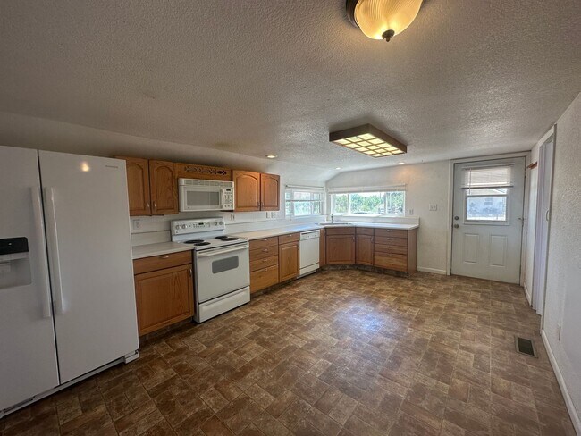 Building Photo - Detached three-car garage