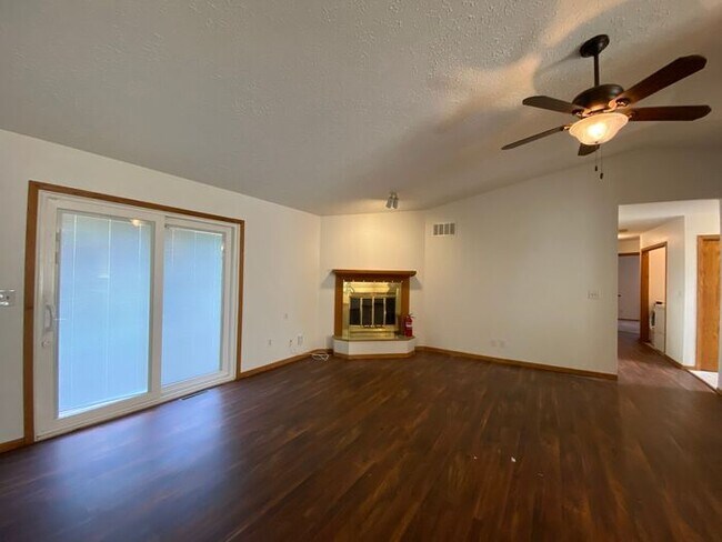 Foto del edificio - $2,000 | 4 Bedroom, 3 Bathroom House | Pet...