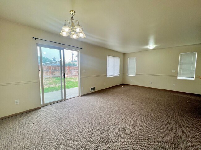 large sunny livingroom - 2108 N Yellowstone St