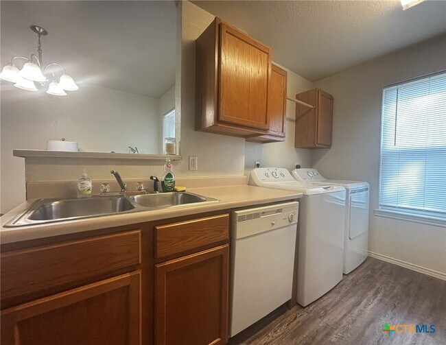 Foto del edificio - 409 Creek St