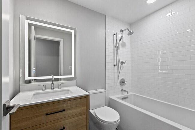 Foto del edificio - Beautifully Remodeled Top Floor Alki Condo with Views!