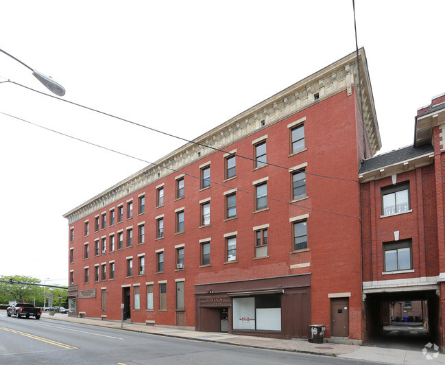 Building Photo - 460-470 Main St