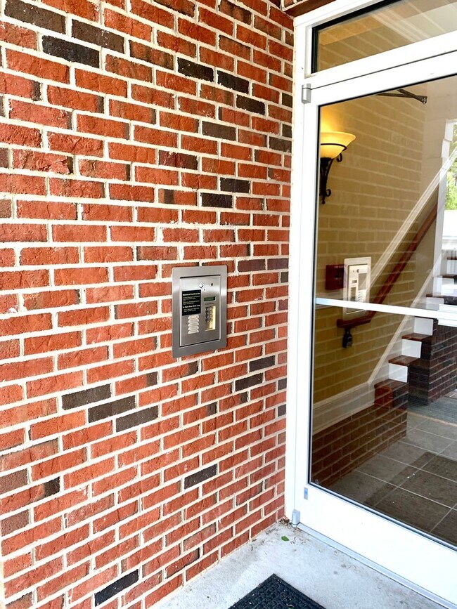 Building Photo - 2 Bedroom, 2 Bathroom Condo in Chapel Hill