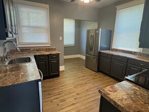 Building Photo - 1013 E 6th St