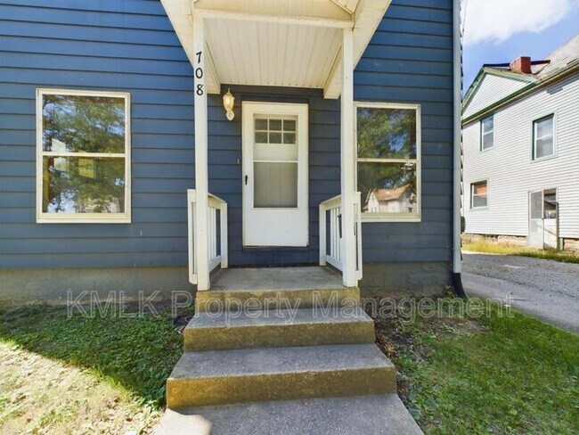 Building Photo - 708 Kling St