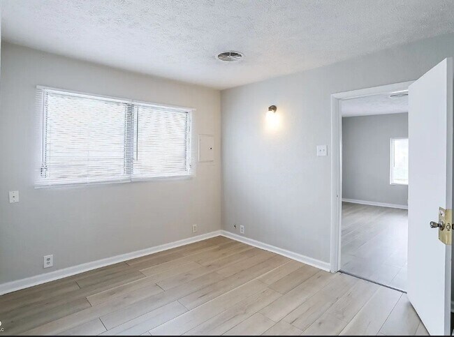 Foto del edificio - 824 W Elm St