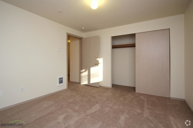 Bedroom - Knox Butte Apartments