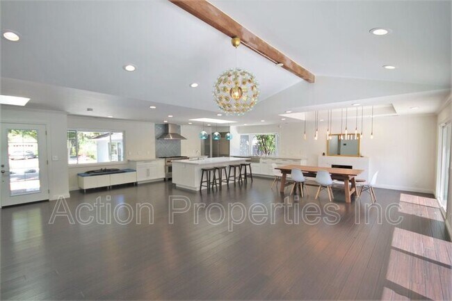 Building Photo - 1074 Highlands Cir