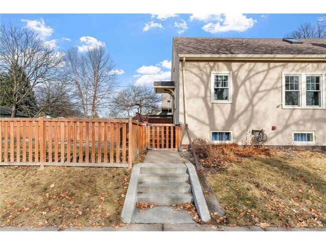 Building Photo - 2300 NE McKinley St