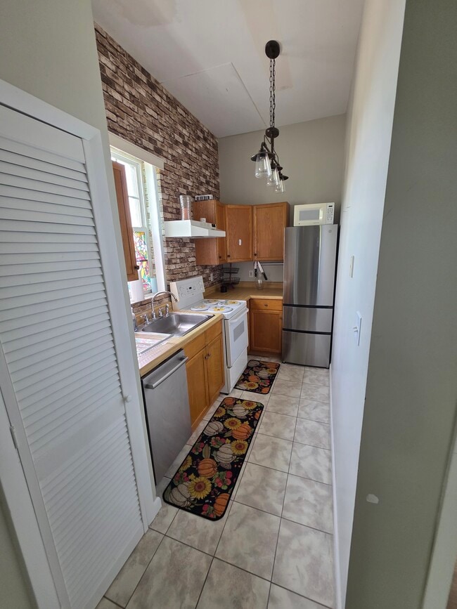 Building Photo - 40 N Eustis St