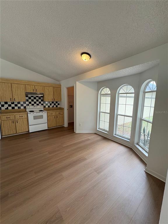 Building Photo - 28 Oak Run