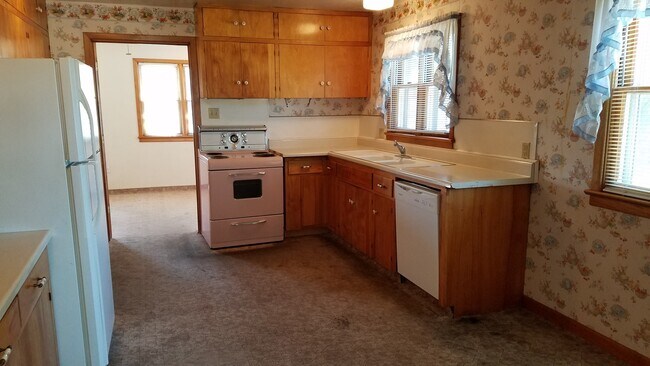 Building Photo - CLASSIC HOME WITH BASEMENT AND HARDWOOD FL...