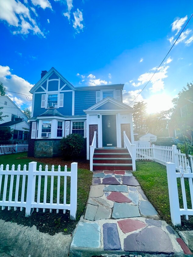 Primary Photo - 124 Parsons St