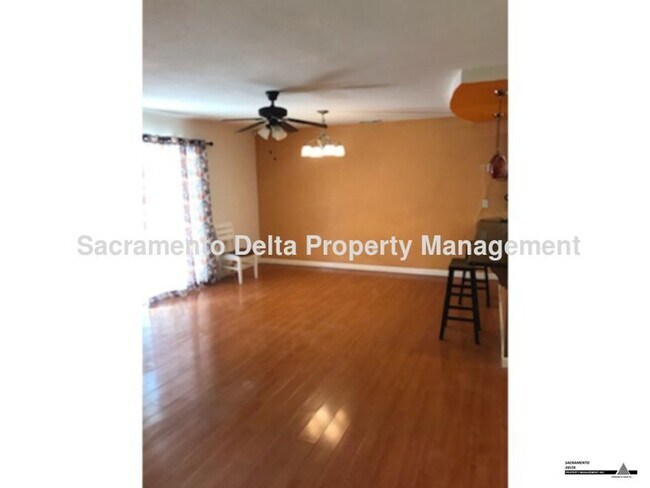 Foto del edificio - Updated 4 bedroom, 2 bath home with large ...