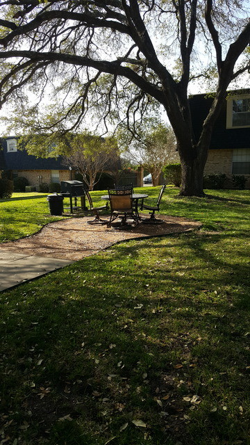 BBQ Grill and Picnic Area - Oak View Apartments