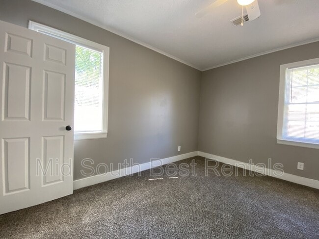 Building Photo - 811 E McKellar Ave