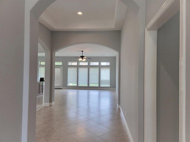 Building Photo - 2023 Sunset Springs Dr