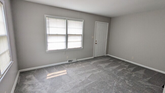 Building Photo - West end duplex, walking distance to every...