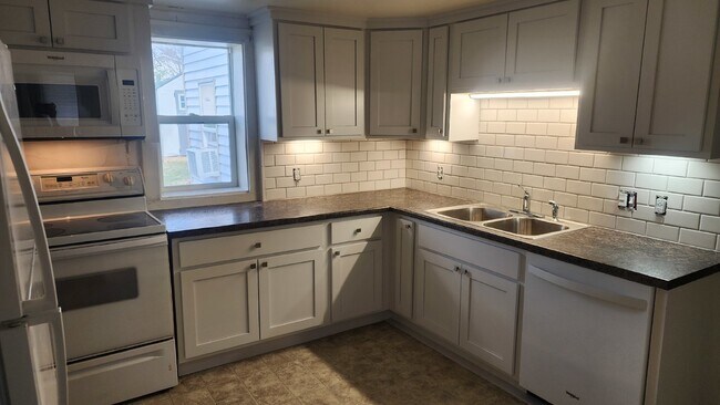 Foto del edificio - 2 Bedroom, 1 Bathroom House For Rent - Newly Remodeled Kitchen & Bathroom!