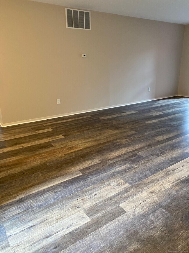 Foto del edificio - 82 Webster Ct