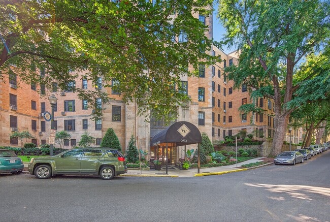 Building Photo - 2032 Belmont Rd NW