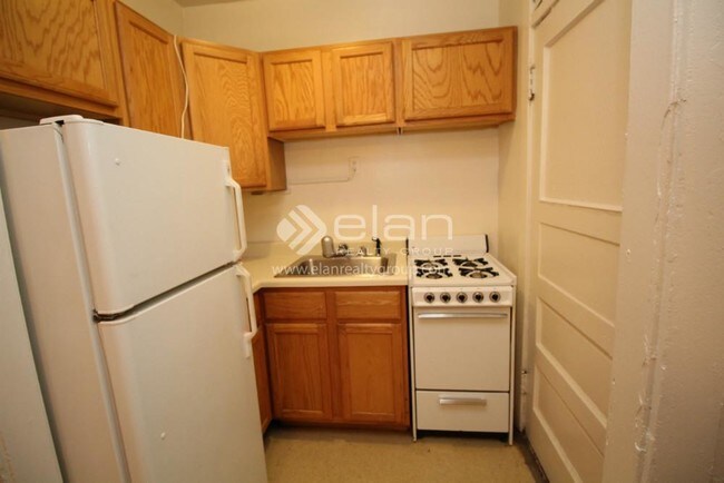 Building Photo - 517 W Brompton Ave