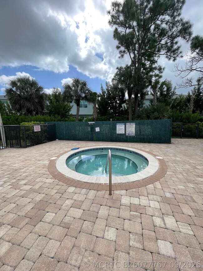 Foto del edificio - 4575 Lucerne Lakes Blvd W