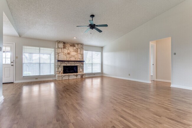 Foto del edificio - BEAUTIFUL SINGLE STORY HOME IN OAK HOLLOW