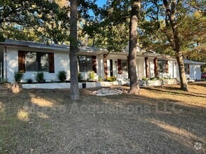 Building Photo - 3601 Oakwood Dr
