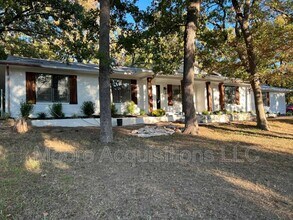 Building Photo - 3601 Oakwood Dr