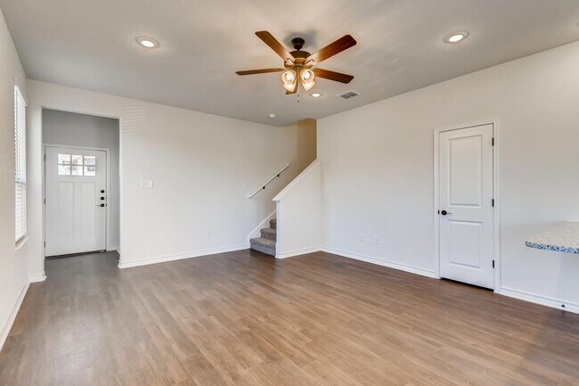 Foto del edificio - PRICE REDUCED...All hard wood floors and r...