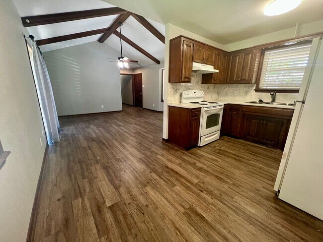 Building Photo - Cozy 2 Bedroom/1 Bathroom Duplex for Rent ...