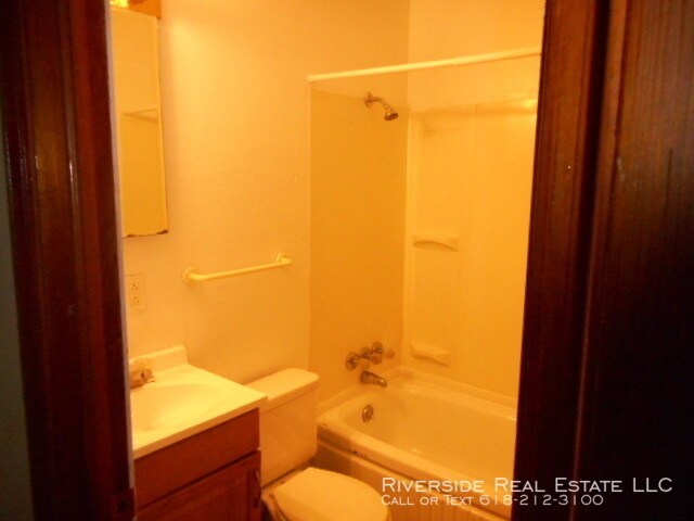 Building Photo - 2 Bedroom House with 1 car garage for rent!